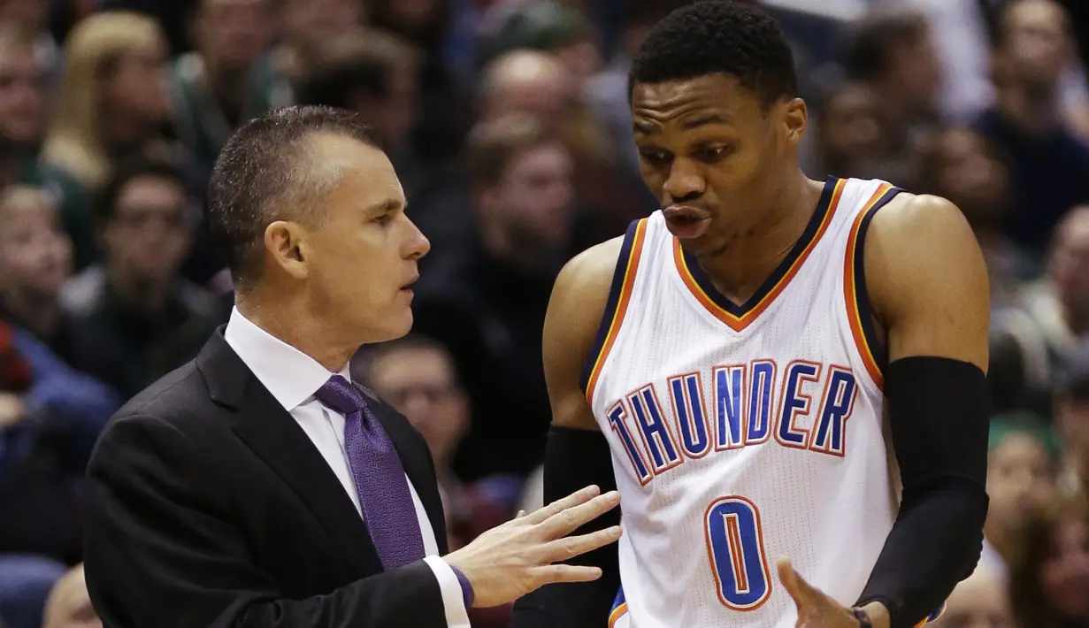 Ekspresi pemain Oklahoma City Thunder, Russell Westbrook saat berbincang dengan pelatihnya Billy Donovan pada laga NBA melawan Milwaukee Bucks di Bradley Center, (2/1/2017). Bucks menang 98-94. (AP/Jeffrey Phelps)