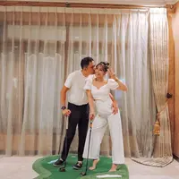 Sebagai pecinta olahraga golf, Ayu Dewi dan sang suami Regi Datau menjadi tema golf dalam perayaan ulang tahun. Keduanya tampil serasi dengan baju putih yang kasual (Foto: Instagram @mrsayudewi)