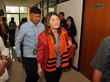 Terdakwa suap SKK Migas, Artha Meris Simbolon berjalan di koridor Pengadilan Tipikor, Jakarta, (27/10/2014). (Liputan6.com/Miftahul Hayat)