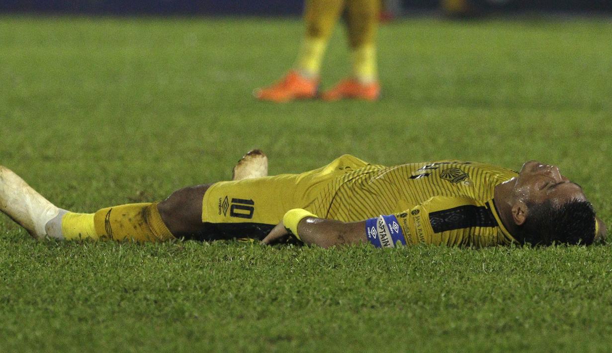 Bek Bhayangkara FC, Jajang Mulyana, terjatuh saat melawan PSIS Semarang pada laga Piala Indonesia di Stadion PTIK, Jakarta, Selasa (19/2). Akibat kejadian itu Jajang langsung dilarikan ke rumah sakit. (Bola.com/Yoppy Renato)