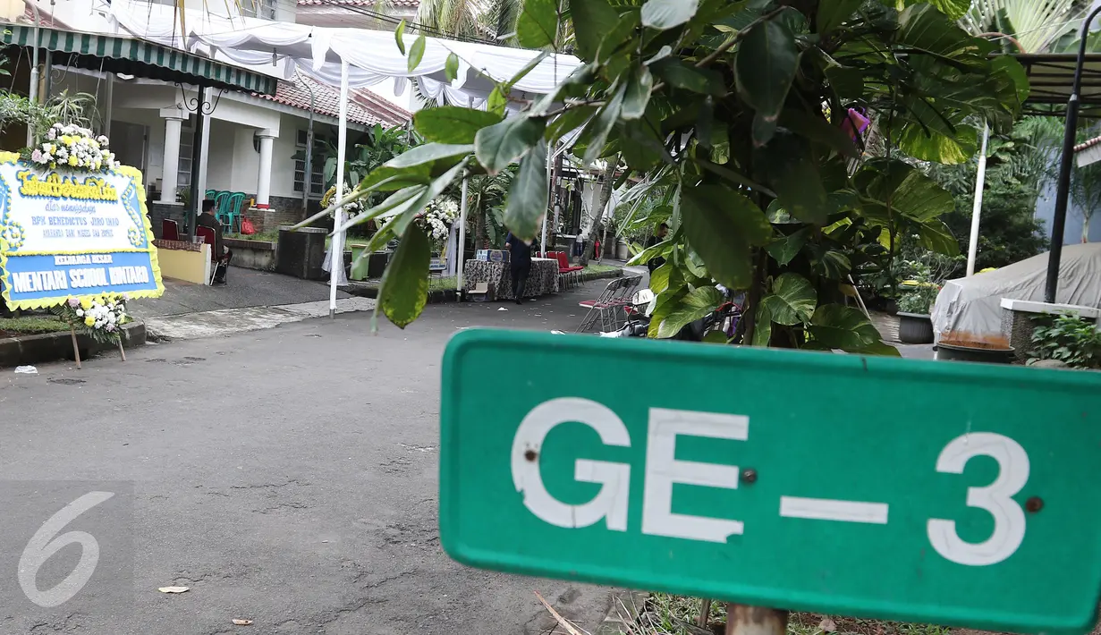 Suasana rumah duka manajer JKT48, Inao Jiro di Perumahan River Park, Jurang Mangu Barat, Pondok Aren, Kota Tangerang Selatan, (22/3). Polisi belum mengungkap motif bunuh diri manajer JKT48, Inao Jiro. (Liputan6.com/Herman Zakharia)