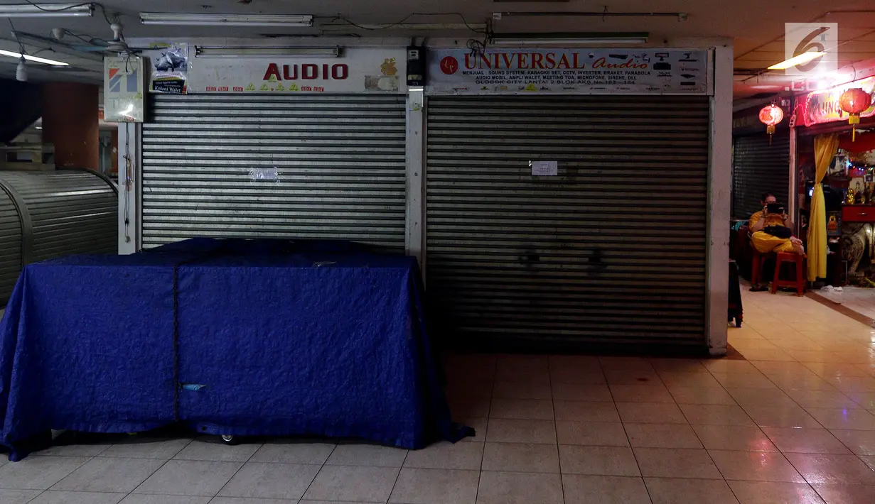 Suasana di pertokoan elektronik Glodok, Jakarta, Minggu (17/6). Pertokoan Glodok akan buka kembali pada tanggal 25 Juni 2018. (Liputan6.com/JohanTallo)
