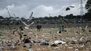 Lapangan akan dibersihkan inci demi inci selama beberapa jam ke depan sehingga dapat digembalakan sapi sekali lagi. (AFP/Oli Scarff)