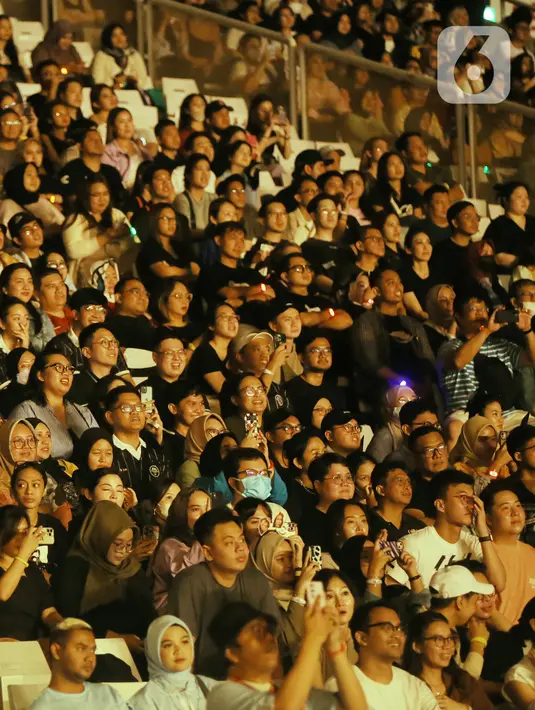 Penonton menyaksikan konser bertajuk Raisa Live in Concert di Stadion Utama Gelora Bung Karno (SUGBK), Senayan, Jakarta, 25 Februari 2023. Konser Raisa yang sempat tertunda hampir tiga tahun karena pandemi COVID-19 ini mencetak sejarah sebagai penyanyi solo wanita yang mengadakan konser di (SUGBK). (Kapanlagi.com/Bambang E. Ros)