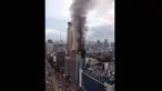 Api disertai asap pekat masih membubung di atas Gedung Wisma Kosgoro di Jalan MH Thamrin, Jakarta Pusat hingga pagi ini, Selasa (10/3/2015). (twitter.com/Peddy_Robot)