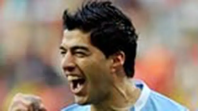 Uruguay menjadi tim pertama yang lolos ke babak perempat final Piala Dunia 2010 setelah mengalahkan Korea Selatan 2-1 (1-0) di Stadion Nelson Mandela Bay. Dua gol Uruguay dipersembahkan striker Luis Suarez. 