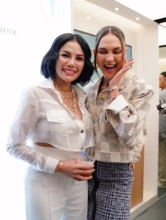 <p>Saat datang ke opening store tersebut, Nikita Mirzani sempat foto dengan Luna Maya. [Foto: instagram.com/nikitamirzanimawardi_172]</p>