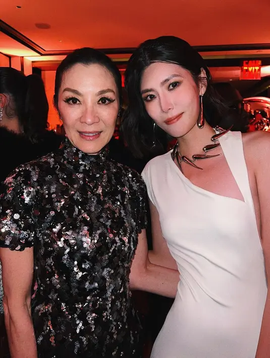 Michelle Yeoh tampil glamor dengan dress lengan pendek bertabur sequin di Met Gala after party. [Foto: IG/carriewst].