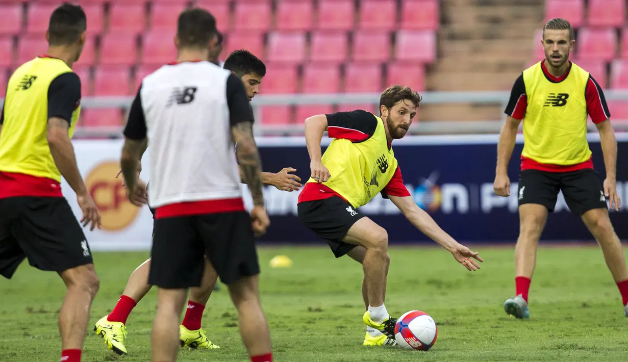 Gelandang Liverpool, Joe Allen (kedua kanan) mengontrol bola saat sesi latihan di Stadion Nasional Bangkok , Thailand, Senin (13/7/2015). Liverpool akan menggelar pertandingan persahabatan melawan tim All Stars Thailand. (REUTERS/Athit Perawongmetha)
