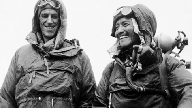 Edmund Hillary (kiri) dan Sherpa Tenzing Norgay (kanan) berhasil menapaki puncak Mount Everest pada  29 Mei 1953