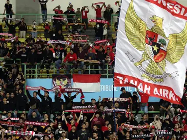 Suporter saat menyaksikan laga Timnas Indonesia U-19 melawan Vietnam U-19 pada kualifikasi grup A Piala AFF U-19 2022 di Stadion Patriot Candrabhaga, Bekasi, Jawa Barat, Sabtu (2/7/2022). Selama menyaksikan laga, para suporter terus meneriakkan yel-yel dukungan untuk Timnas Indonesia U-19. (Liputan6.com/Helmi Fithriansyah)