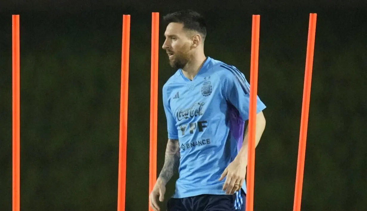 Lionel Messi saat sesi latihan di Stadion Universitas Qatar, Doha, Qatar, Senin (5/12/2022). Jelang pertandingan, pelatih Argentina Lionel Scaloni menantikan momen adu taktik dengan Louis van Gaal, pelatih timnas Belanda yang ia idolakan. (AP Photo/Jorge Saenz)