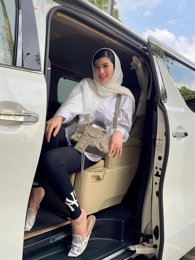 Sudah Jadi Mualaf, Ini 6 Potret Stevie Agnecya Mantan Istri Samuel Rizal saat Berhijab