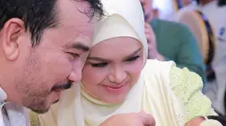 Penyanyi Siti Nurhaliza mendampingi suaminya Datuk Seri Khalid menyuapi anak pertama mereka Siti Aafiyah saat acara akikah. (instagram.com/ctdk)