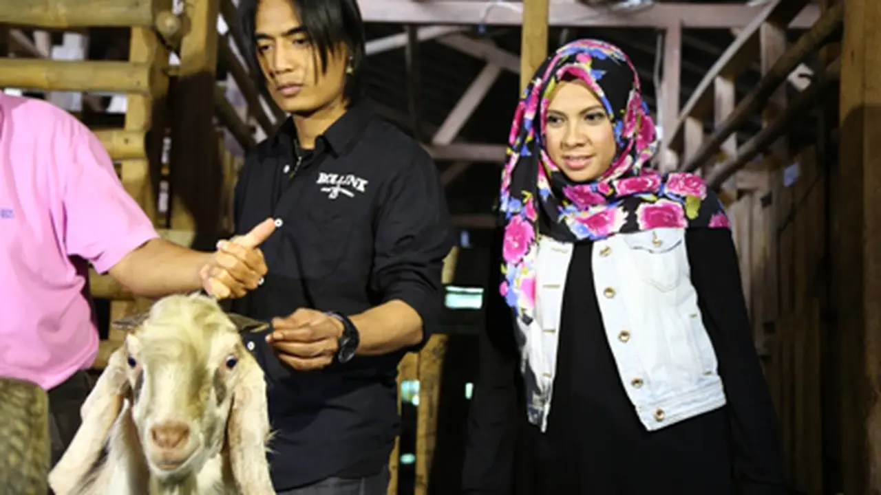Didampingi Wanita Cantik, Charly Setia Band Kurban di Pesantren
