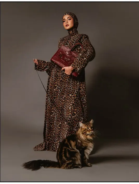 Olla Ramlan kenakan dress longgar berkerah tinggi dengan motif leopard yang bikin terlihat fearless [@ollaramlan]