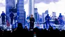 Penyanyi Tulus menyanyikan sebuah lagu pada konser yang bertajuk “Tulus Tur Manusia 2023" di Jiexpo Kemayoran, Jakarta Pusat, Jumat (3/3/2023). Konser 'Tur Manusia' ini Tulus persembahkan untuk para fans yang setia menemani karirnya dari awal mula ia muncul di industri musik Indonesia. (Liputan6.com/Faizal Fanani)