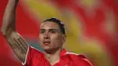 Penyerang Benfica, Darwin Nunez berselebrasi usai mencetak gol ke gawang Liverpool pada pertandingan leg pertama perempat final Liga Champions di stadion Luz di Lisbon (6/4/2022). Liverpool menang atas Benfica 3-1. (AFP/Carlos Costa)