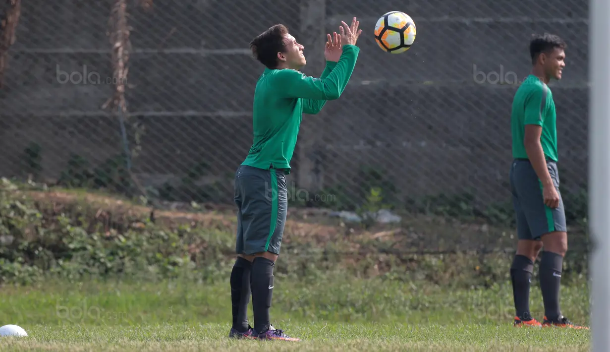 Egy Maulana berlatih melempar bola saat sesi latihan Perdana di Lapangan Legenda Football Arena, Bekasi, Jumat (29/9/2017). Latihan ini untuk persiapan uji coba melawan Kamboja dan Thailand.  (Bola.com/Nicklas Hanoatubun)