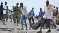 Teror bom mobil yang terjadi di dekat kompleks kementerian pertahanan di Mogadishu (Al Jazeera/Abdirizak Mohamud Tuuryare)