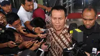 Ketua KY, Suparman Marzuki saat memberikan keterangan kepada awak media usai melakukan pertemuan dengan Pimpinan KPK, Jakarta, (6/10/14). (Liputan6.com/Miftahul Hayat)