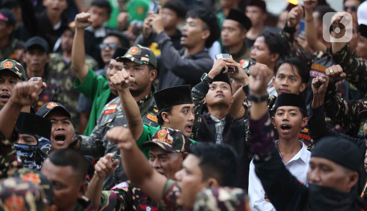 Sebelumnya, pada Kamis (12/3/2026), KPK secara resmi melakukan penahanan Yaqut Cholil Qoumas terkait dugaan tindak pidana korupsi terkait kuota haji untuk penyelenggaraan ibadah haji Indonesia tahun 2023-2024. Tampak dalam foto, anggota dan simpatisan Barisan Ansor Serbaguna (Banser) saat berunjuk rasa di depan gedung Merah Putih Komisi Pemberantasan Korupsi (KPK), Jakarta, Kamis (12/3/2026). (Liputan6.com/Helmi Fithriansyah)