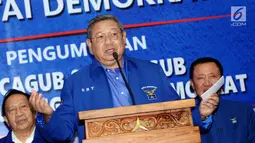 Ketua Umum Partai Demokrat, Susilo Bambang Yudhoyono (tengah) mengumumkan nama bakal Cagub-Cawagub yang akan diusung pada Pilkada 2018, Jakarta, Minggu (7/1). Majelis Tinggi Partai Demokrat mengumumkan 17 pasang nama. (Liputan6.com/Helmi Fithriansyah)