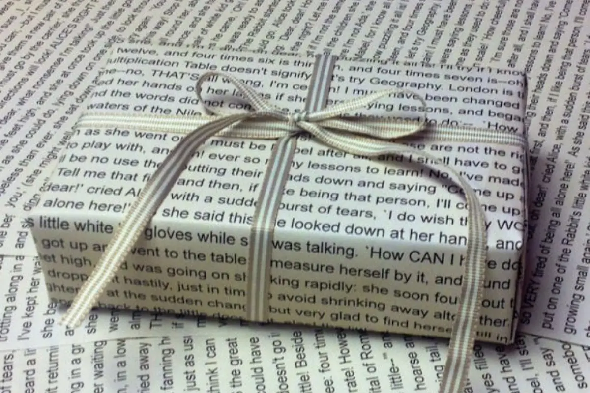 13 Kado Ulang Tahun yang Cocok untuk Si Kutu Buku