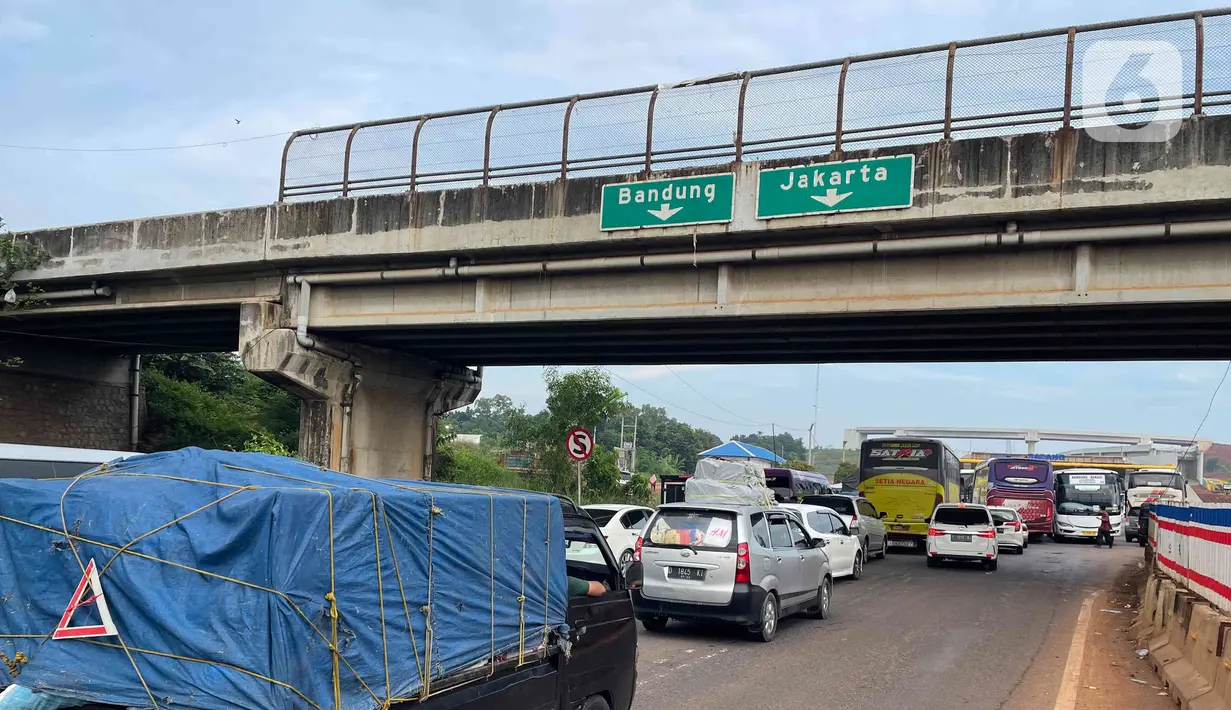 <p>Sejumlah pengendara arah Jakarta sedang menunggu di gerbang  pintu tol Sadang, Jawa Barat, Sabtu (30/4/2022).  Sejumlah pengendara terpaksa harus menggugurkan berjam-jam akibat pemberlakuan one way di ruas jalan tol Jakarta-Cikampek.  (Liputan6.com/Angga Yuniar)</p>