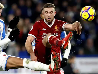 Pemain Liverpool, Jordan Henderson berebut bola dengan pemain Huddersfield Town, Philip Billing pada pertandingan pekan ke-25 Premier League di John Smith's Stadium, Selasa (30/1). Liverpool menang telak tiga gol tanpa balas. (Martin Rickett/PA via AP)