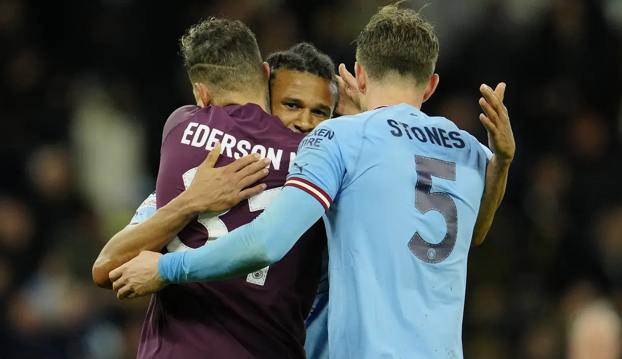 Bek Manchester City, Nathan Ake (tengah) merayakan kemenangan atas Bayern Munchen bersama rekannya, Ederson Moraes (kiri) dan John Stones setelah berakhirnya laga leg pertama babak perempatfinal Liga Champions 2022/2023 di Etihad Stadium, Manchester, Rabu (12/4/2023) dini hari WIB. (AP Photo/Jon Super)