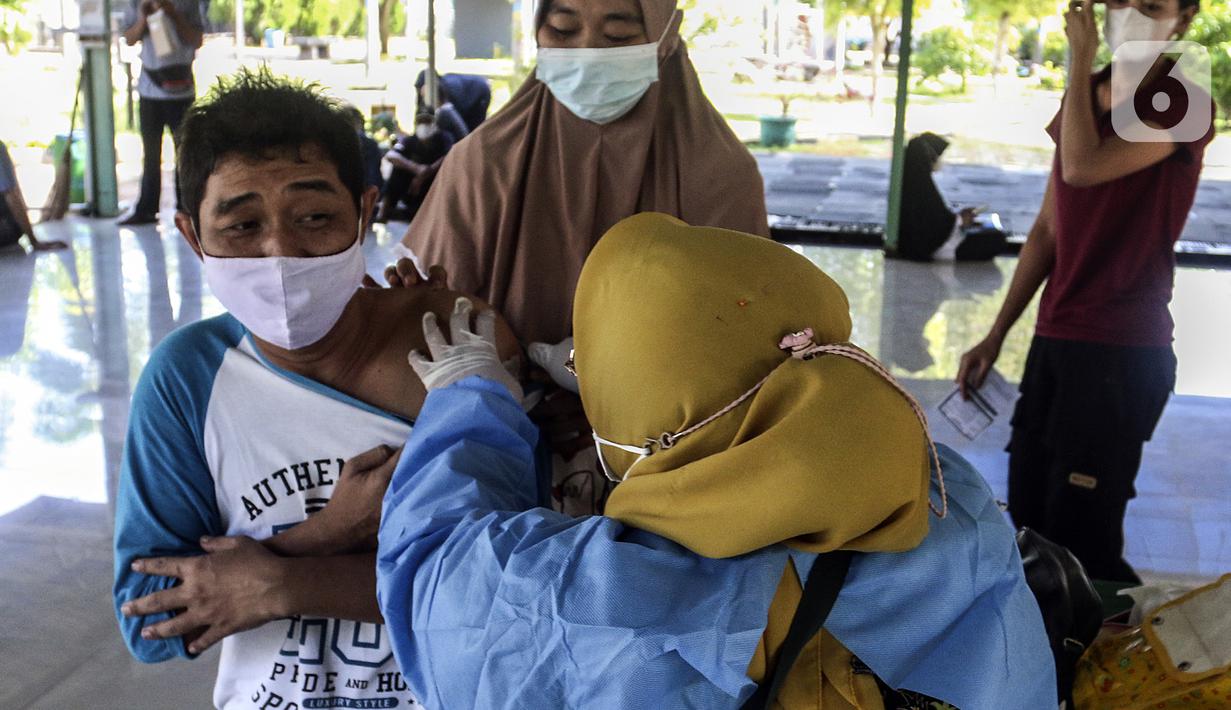 Warga menerima vaksin booster COVID-19 di Taman Pemuda Pratama, Depok, Jawa Barat, Kamis (7/4/2022). Presiden Joko Widodo telah mempersilakan masyarakat untuk mudik pada Lebaran 2022. (Liputan6.com/Johan Tallo)