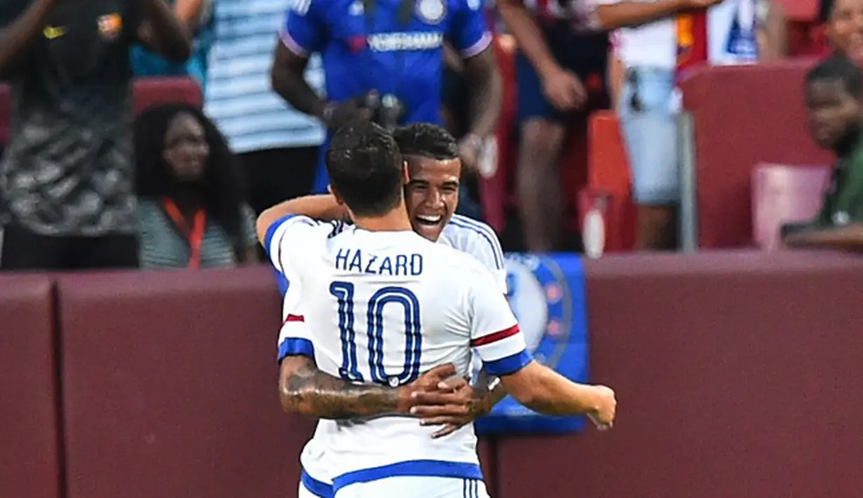 Eden Hazard melakukan selebrasi bersama Kenedy usai mencetak gol saat International Champions Cup 2015 di Landover, Maryland, Rabu (29/7/2015). Chelsea menang 4-2 lewat adu penalti, usai bermain imbang 2-2 waktu normal. (AFP/NICHOLAS KAMM)