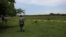 Polisi menutup daerah ditemukannya kuburan massal rahasia di Arbolillo, negara bagian Veracruz, Meksiko, Jumat (7/9). Veracruz merupakan ajang dari pertumpahan darah ketika pertempuran antara kartel narkoba Zetas dan Jalisco berkecamuk. (AP/Felix Marquez)