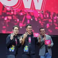 Chief Brand Officer Smartfren Roberto Saputra, Deputy CEO Smartfren Djoko Tata Ibrahim, dan Indra Yudhistira Direktur PT. Visual Indomedia Produksi, dalam peluncuran Smartfren WOW Concert 2020. (Smartfren)