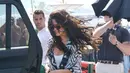 Selena Gomez bahkan jalan-jalan di Italia dengan sandal jepit loh! (HollywoodLife)