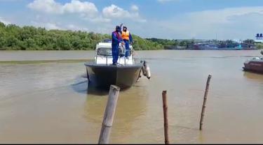 Ditpolairud Polda Jawa Timur, mengevakuasi sebuah perahu nelayan yang tenggelam di perairan Lamongan. (Dian Kurniawan/Liputan6.com).