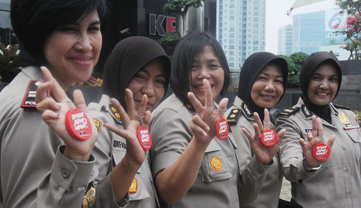 Sejumlah polisi wanita (polwan) menunjukkan pin antikorupsi di depan Gedung KPK, Jakarta, Kamis (29/8/2019). Jelang HUT ke-71 Polwan RI, sejumlah polisi wanita menggelar pertemuan dengan Wakil Ketua KPK Irjen Pol (Purn) Basaria Panjaitan. (Merdeka.com/Dwi Narwoko)