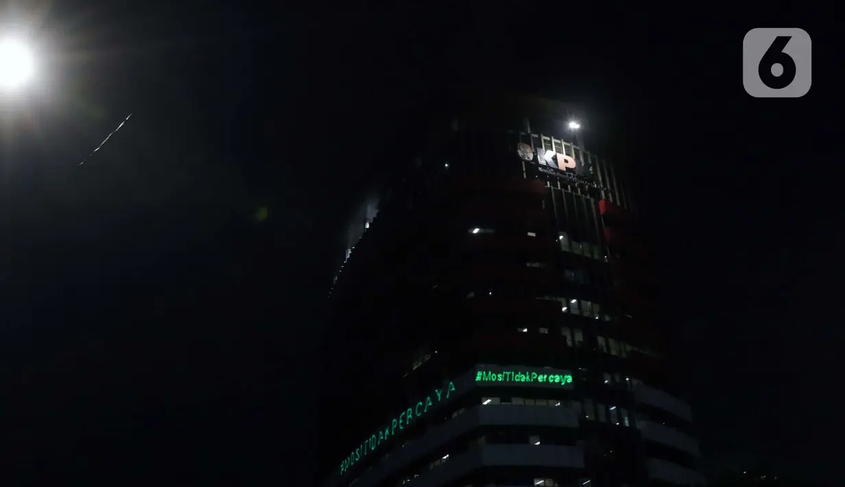 Aktivis Greenpeace menembakkan sinar laser bertuliskan Mosi Tidak Percaya ke gedung Merah Putih KPK, Jakarta, Senin (28/6/2021) malam. Aksi tersebut sebagai bentuk keprihatinan atas upaya pelemahan KPK sejak disahkannya Revisi UU KPK hingga Tes Wawasan Kebangsaan. (Liputan6.com/Helmi Fithriansyah)