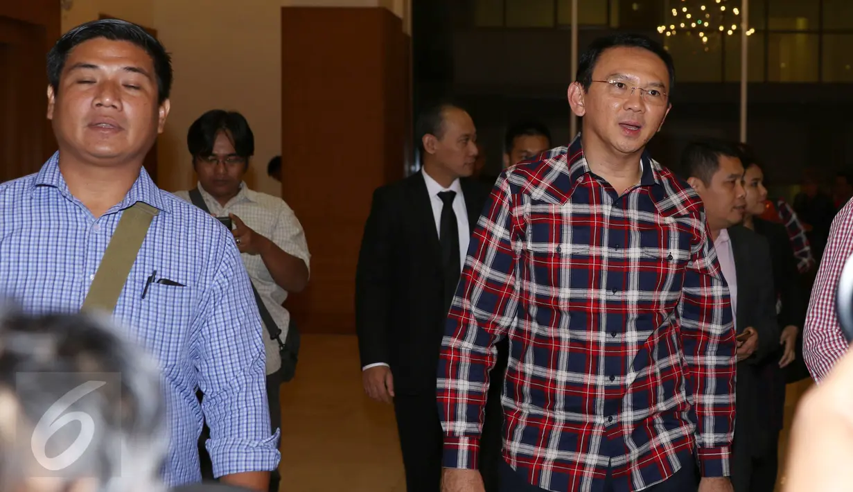 Cagub DKI Jakarta, Basuki Tjahaja Purnama (kanan) bersiap menghadiri Urun Rembuk Iluni UI di Grand Sahid Jaya, Jakarta, Kamis (12/1). Urun rembuk berlangsung tertutup. (Liputan6.com/Helmi Fithriansyah)