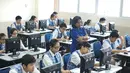 Suasana pelaksanaan Ujian Nasional (UN) berbasis komputer atau Computer Based Test (CBT) di SMPK Penabur 2, Jakarta, Senin (4/5/2015). SMPK Penabur 2 menjadi satu-satunya SMP yang melaksanakan UN berbasis komputer di Jakarta. (Liputan6.com/Faizal Fanani)