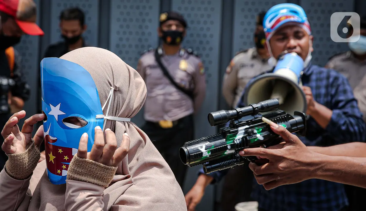 Massa Aliansi Mahasiswa Islam berunjuk rasa di depan Kantor Kedutaan Besar Republik Rakyat China, Jakarta, Kamis (25/3/2021). Massa menuntut pemerintah China lewat kedutaan besarnya di Indonesia segera menghentikan penyiksaan, penyanderaan, dan pemerkosaan muslim Uighur. (Liputan6.com/Faizal Fanani)