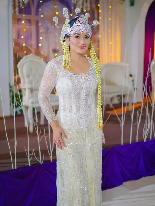 Titi Kamal tampil bergaya ala pengantin sunda mengenakan kebaya berwarna putih. [@titi_kamall]