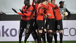 Perayaan gol pertama Rennes pada leg 1, babak 16 besar Liga Europa yang berlangsung di Stadion Roazhon Park, Rennes, Jumat (8/3). Arsenal kalah 1-3 kontra Rennes. (AFP/Lioc Venance)