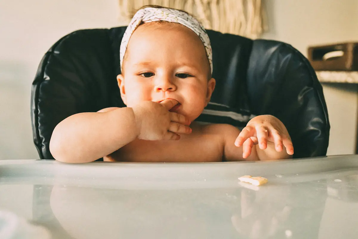 Ini Alasan Mengapa Bayi Kerap Refleks Membuang Makanan Saat Makan Sendiri