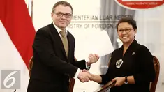 Menlu Retno Marsudi (kanan) bersalaman dengan Menlu Ceko, Lubomir Zaoralek, Jakarta, Kamis (25/2). Kunjungan kerja tersebut sekaligus menandatangani Perjanjian Bebas Visa bagi Pemegang Paspor Diplomatik dan Dinas. (Liputan6.com/Faizal Fanani)