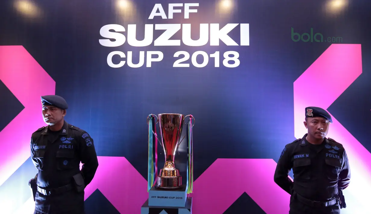 Polisi berjaga dekat trofi Piala AFF Suzuki Cup 2018 di Hotel Mulia, Jakarta, Rabu (2/5/2018). Indonesia berada satu grup dengan Thailand, Singapura dan Filipina. (Bola.com/Nick Hanoatubun)