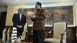 Ketua DPD RI Irman Gusman (kanan) menerima Duta Besar Iran Untuk Indonesia Valiollah Mohammadi di ruang pimpinan DPD RI, Jakarta, Senin (4/5/2015). Pertemuan tersebut membahas hubungan bilateral kedua Negara. (Liputan6.com/Andrian M Tunay)
