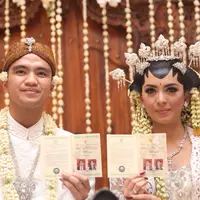 Kini pesinetron cantik Alisia Rininta merasakan kebahagiaan yang tak terhingga ketika dirinya resmi menikah dengan Novian Herbowo lelaki yang dikenalnya pasal 4 tahun silam. (Andy Masela/Bintang.com)