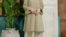 <p>Tunik cokelat dengan motif seperti dari Muda Padma ini bisa dipadukan dengan pallzo pants atau skirt plisket. Warna kerudung sesuaikan dengan atasan. Credit: Blibli.</p>